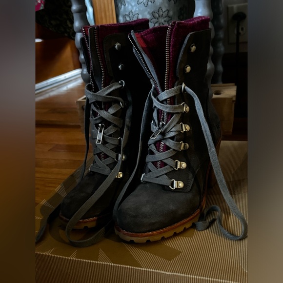 ⭐️UGG Heeled Boots w/fabric, size 7⭐️ - Picture 4 of 17